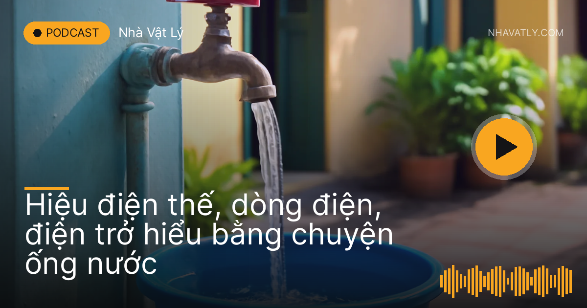 Vòi nước ngoài sân chảy mạnh vào chiếc xô nhựa xanh dưới nắng