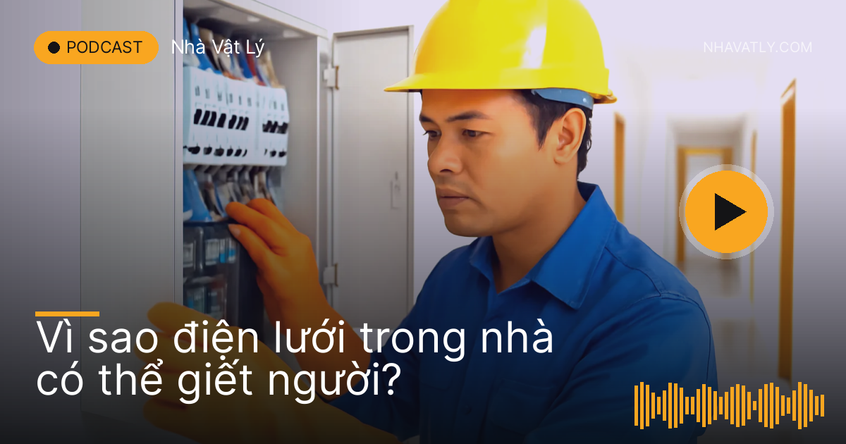 Thợ điện đội mũ đeo găng cách điện kiểm tra tủ điện trong nhà