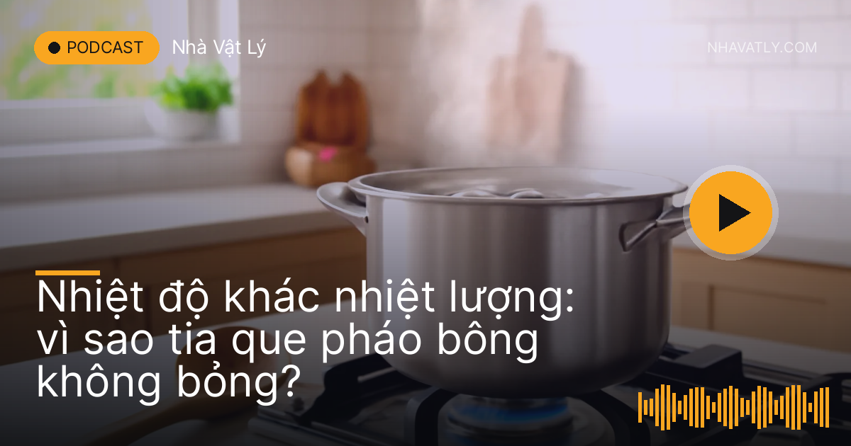Nồi nước sôi bốc hơi trên bếp gas trong căn bếp gia đình sáng sủa