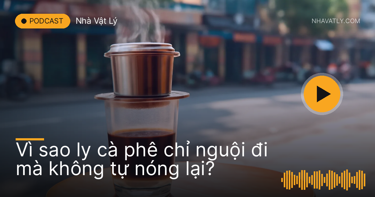 Ly cà phê phin đặt trên bàn gỗ quán vỉa hè, hơi nóng bốc mỏng