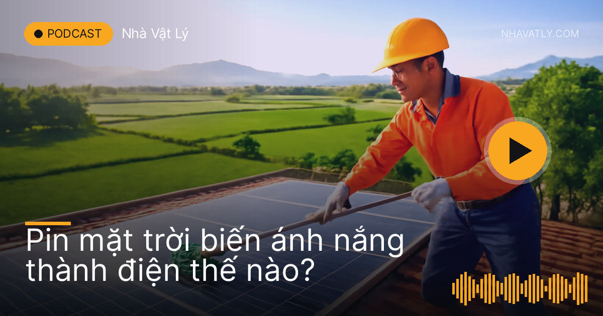 Thợ lau tấm pin mặt trời trên mái nhà nông thôn vào buổi sáng