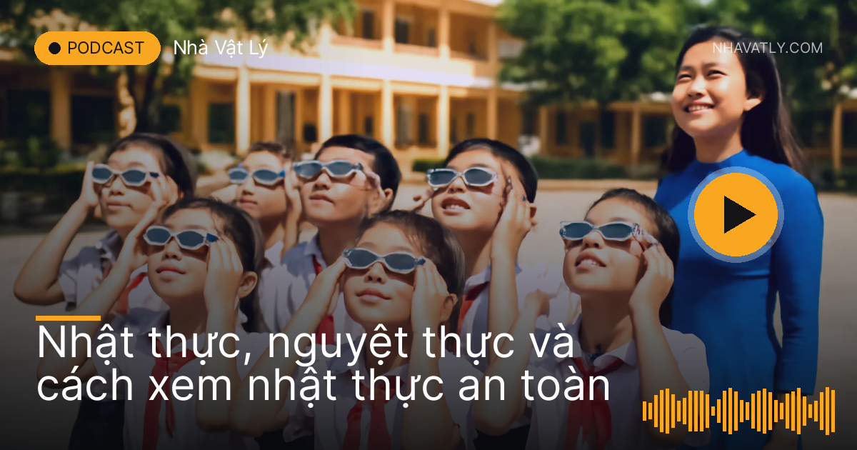 Nhóm học sinh đeo kính lọc mặt trời ngước nhìn bầu trời ở sân trường