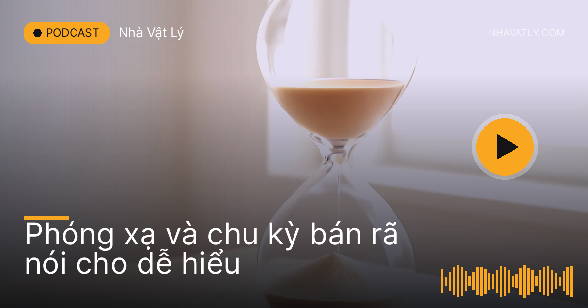 Đồng hồ cát lớn đặt trên bàn gỗ, cát đang chảy, nền sáng